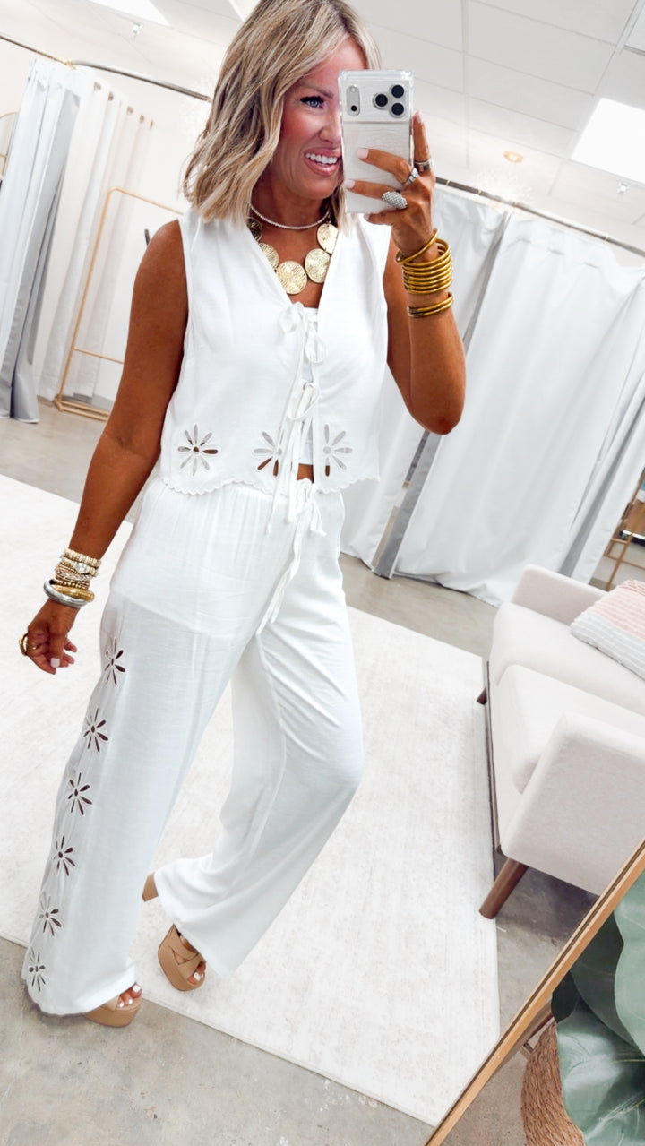 The Daisy Bloom Eyelet Set
