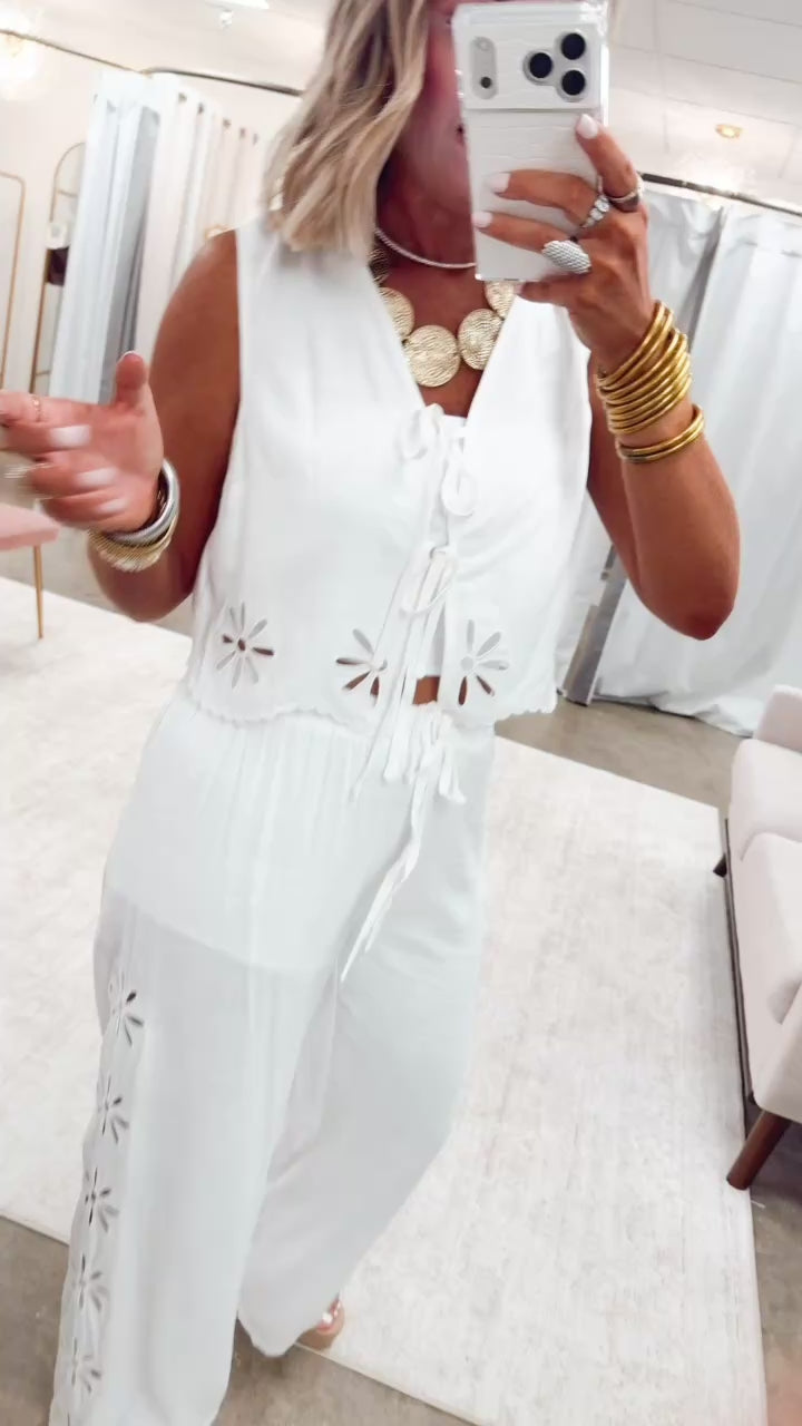 The Daisy Bloom Eyelet Set